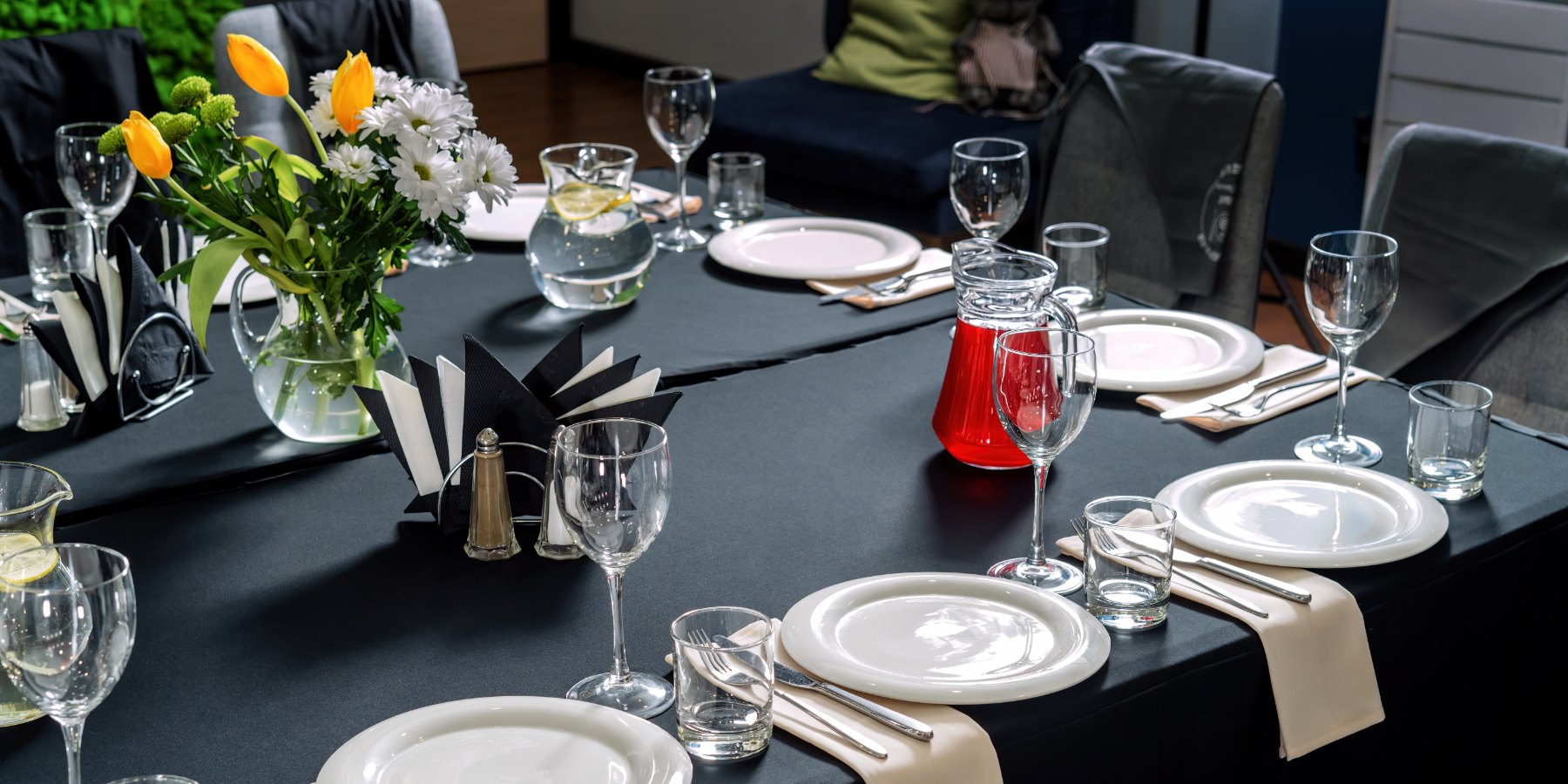 Restaurant Laundry Black And White Table Setting 1800X900